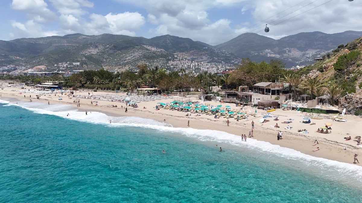 Antalya'da yaz havası sahilleri doldurdu
