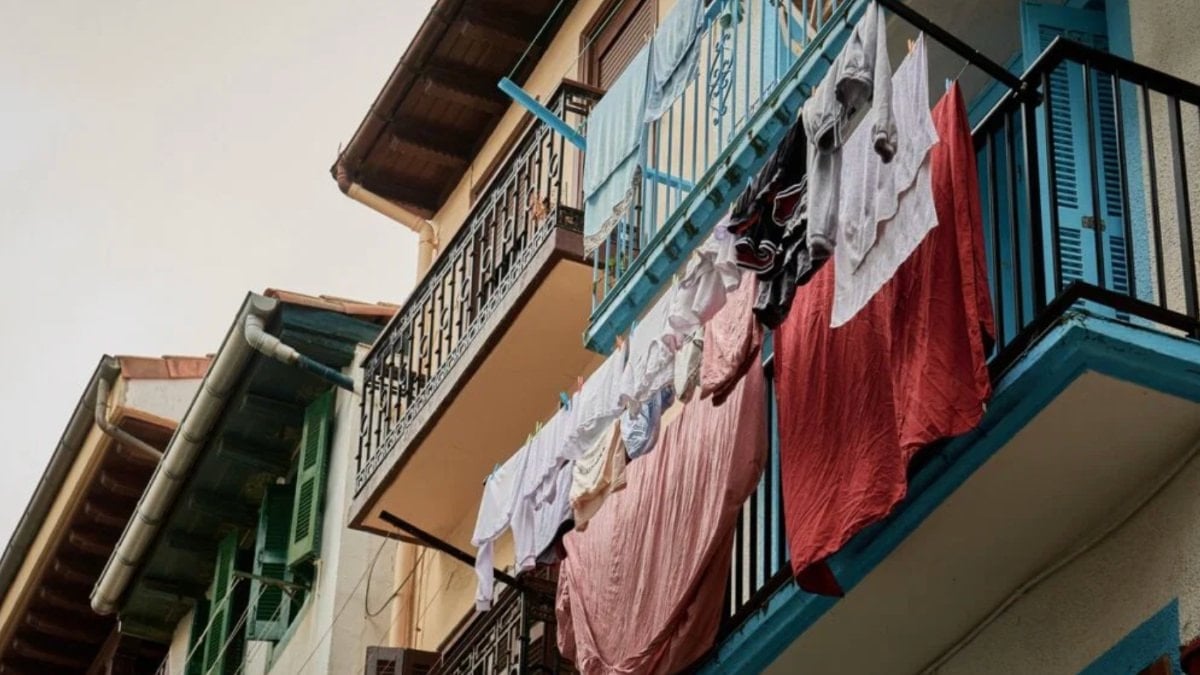 İspanya'nın Lorca kentinde balkona çamaşır asılması yasaklandı