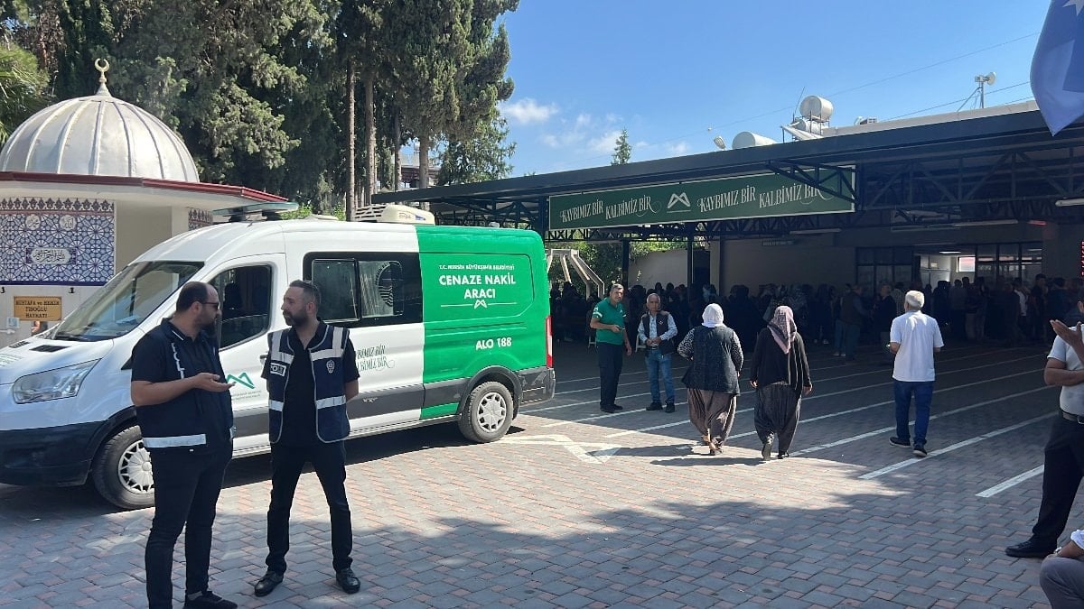 Mersin'deki silahlı saldırıda ölenler için cenaze töreni