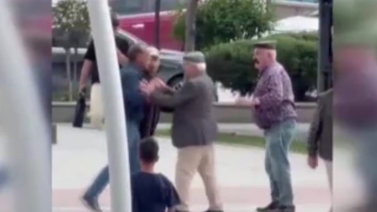 Ankara'da iki yaşlı adamın tekme tokat kavgası kamerada