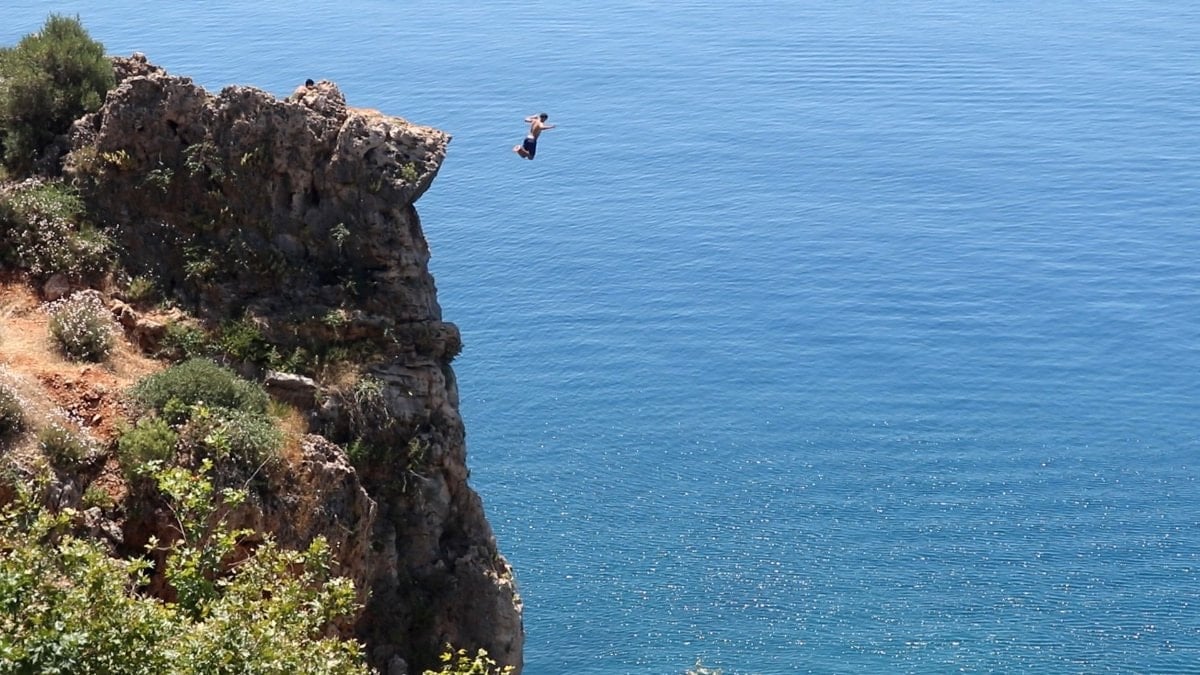 Antalya'da 40 metrelik falezden tehlikeli atlayış