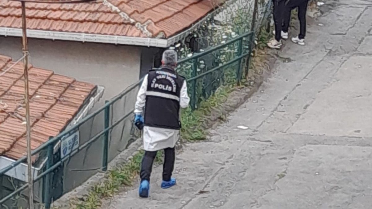 İstanbul'da evini boyarken bahçede kalaşnikof ve el bombaları buldu