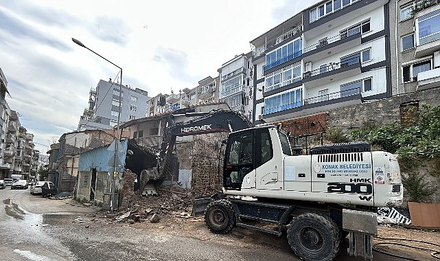 Konak'ta metruk bina yıkımları tam gaz