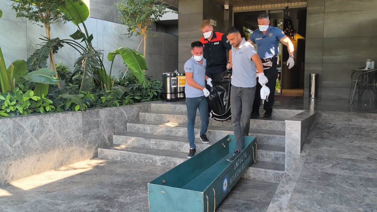 Antalya'da otel odasında şüpheli ölüm: Yanındaki kimyasal madde alarma geçirdi