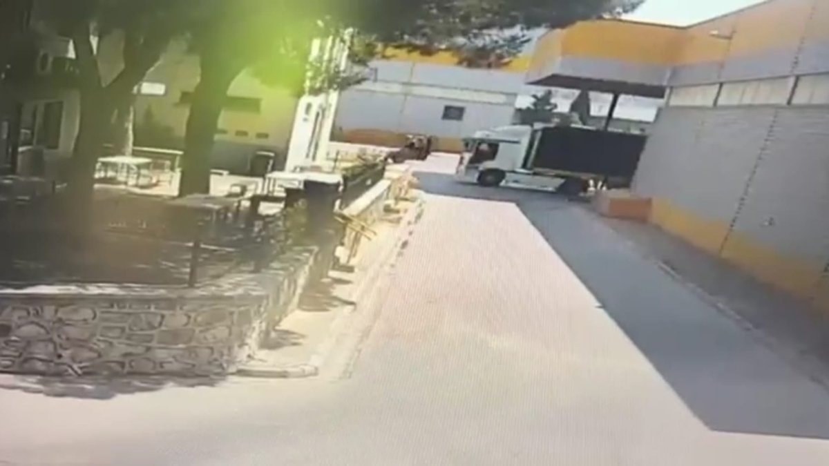 İzmir'de tır ile çarpışan forkliftin sürücüsü hayatını kaybetti