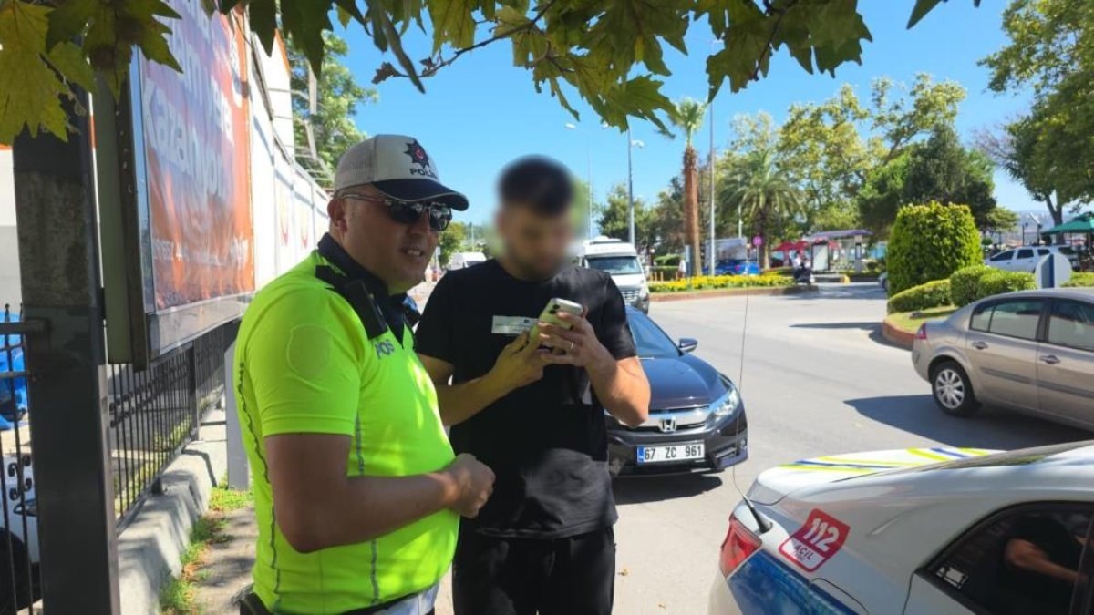Zonguldak'ta dolandırıcıların tuzağına düşen vatandaşı trafik polisi kurtardı
