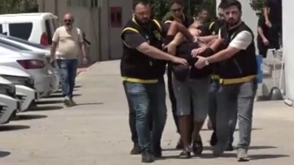 Adana'da mezarlıkta kapkaç yaptılar, çaldıkları telefondan 97 bin TL aktardılar