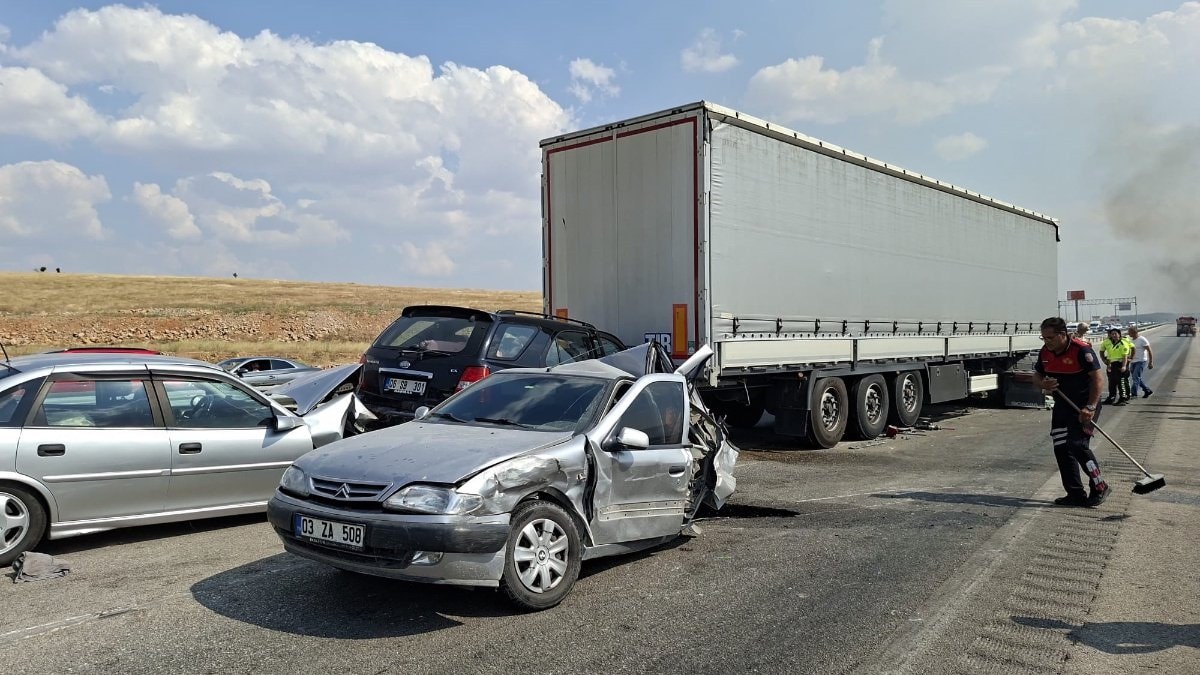Afyonkarahisar'da anız yangını kazaya yol açtı: 13 araç birbirine girdi