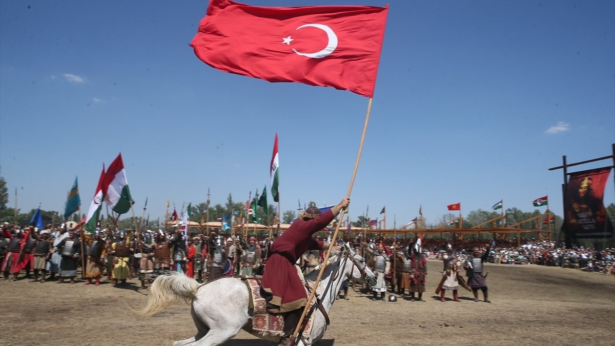 Büyük Hun-Türk Kurultayı'ndan renkli kareler