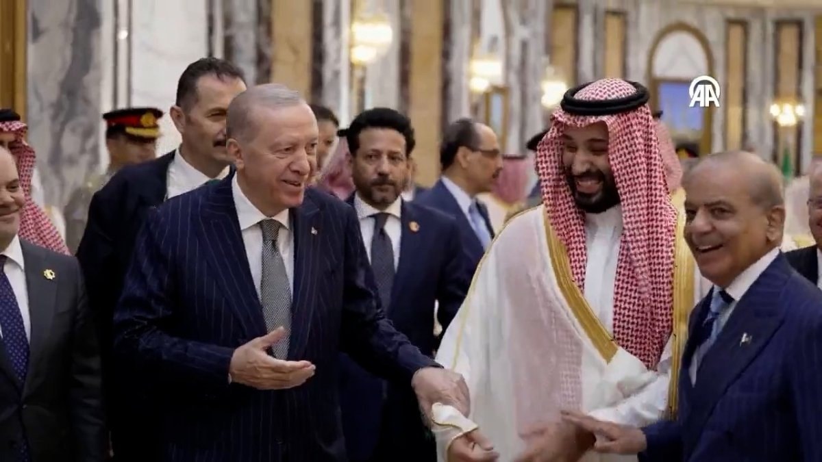 Cumhurbaşkanı Erdoğan, Suudi Arabistan'da liderlerle ayaküstü sohbet etti