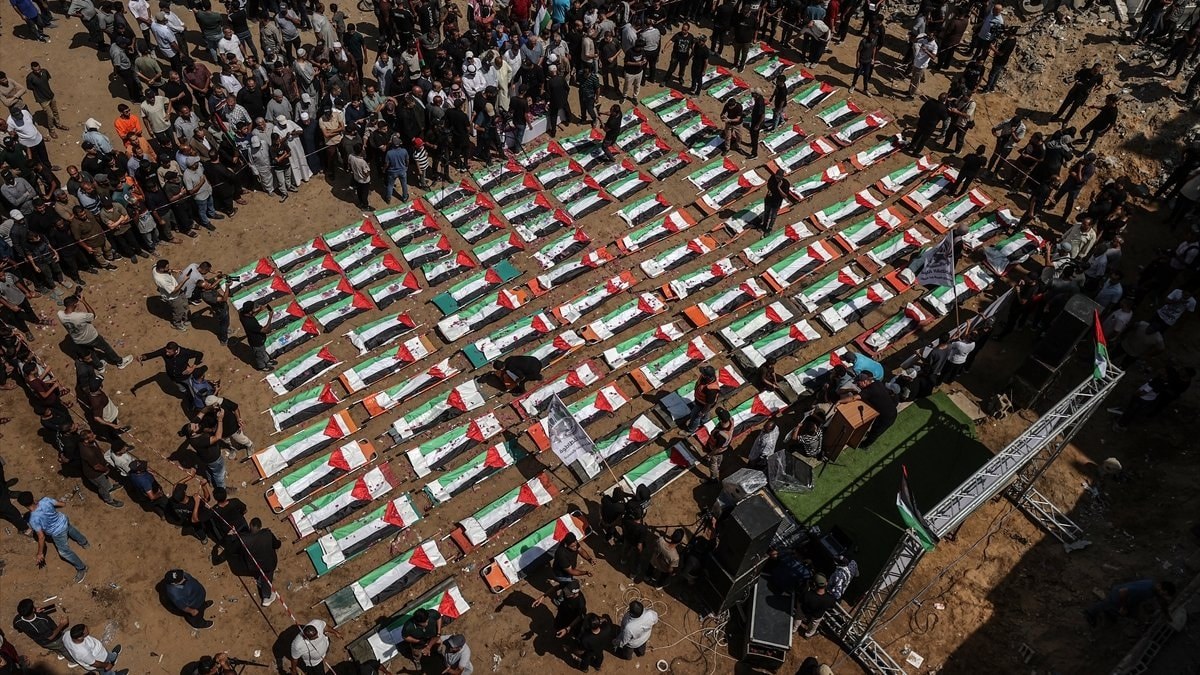 Gazze'de enkazdan çıkarılan 112 Filistinli son yolculuğuna uğurlandı