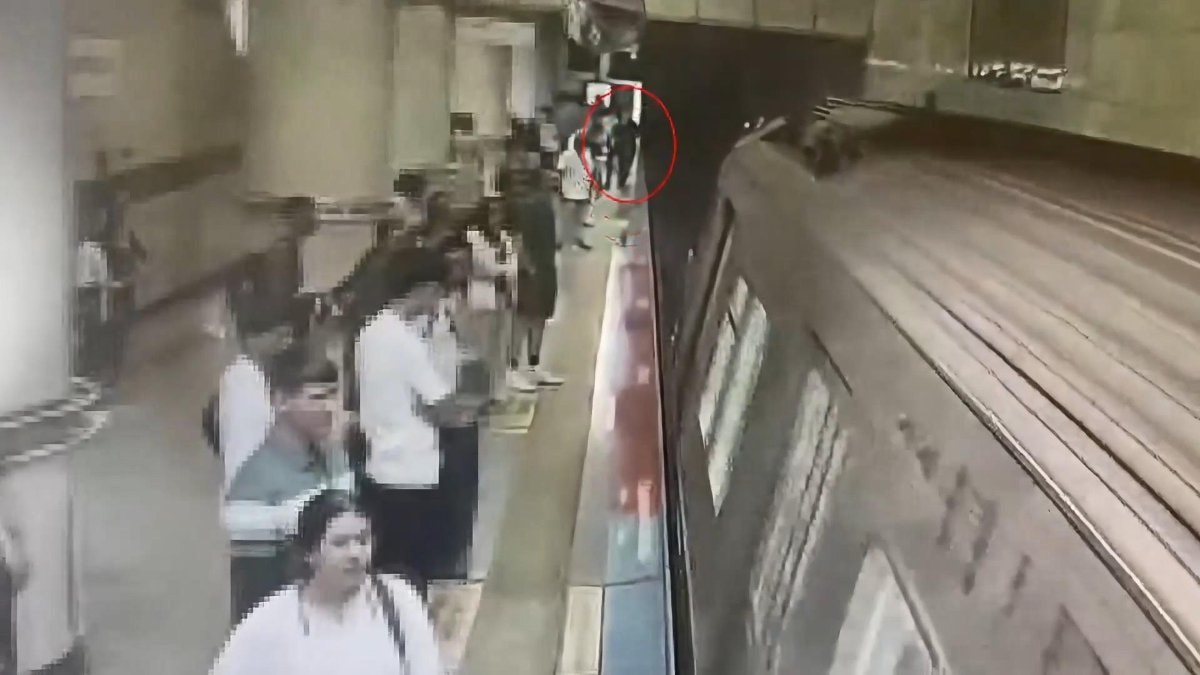 İstanbul'da görme engelli gencin metro raylarına düştüğü anlar kamerada