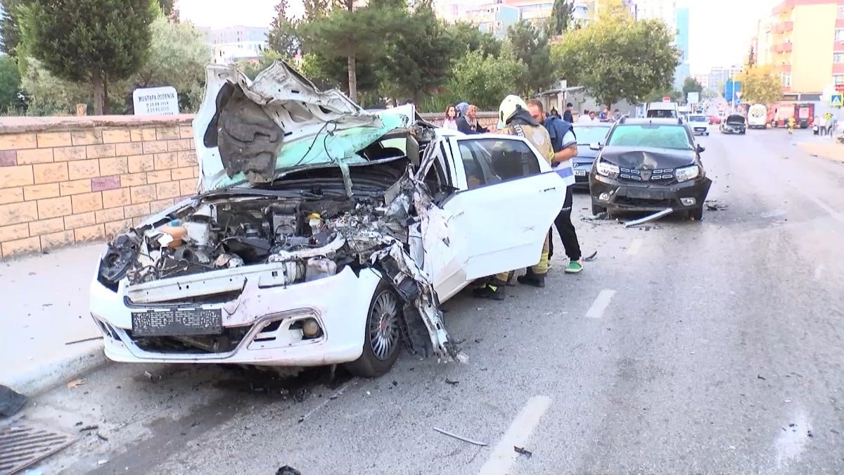 Kartal'da park halindeki 3 otomobile çarptı