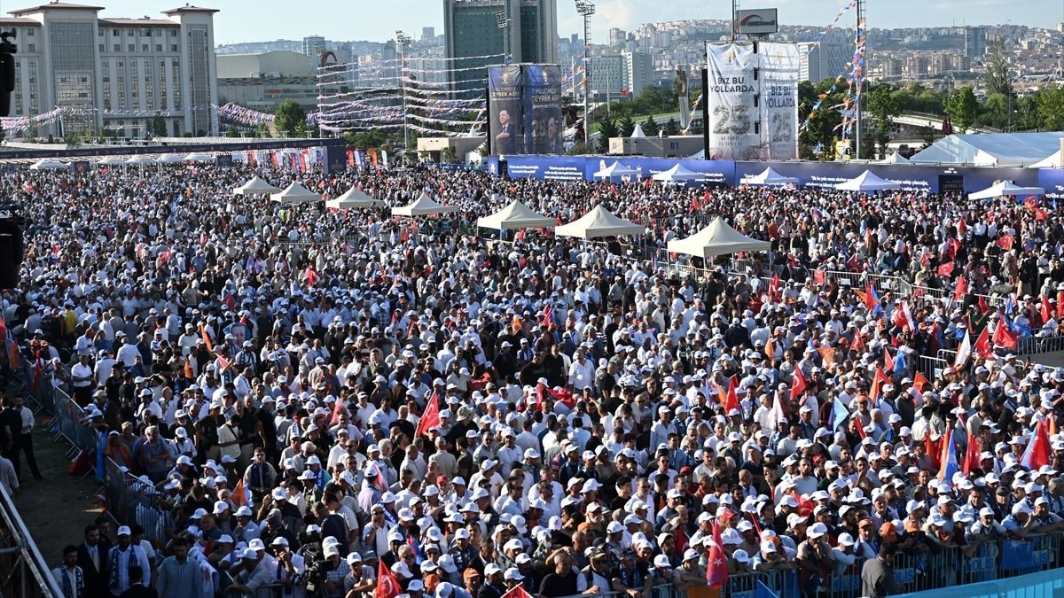 Türkiye siyaset sahnesinin çeyrek asırlık çınarı: AK Parti'den görkemli kutlama