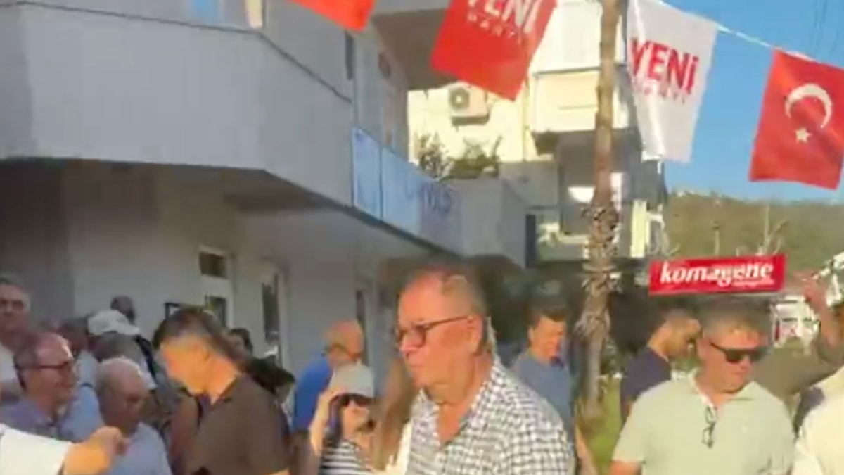 Yeni Parti'nin ilçe binası açılışında Haluk Levent'in müzikleri çalındı