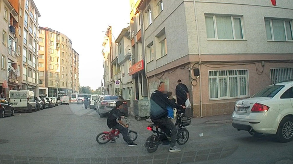 Eskişehir'de bisikletlinin aracın altında kalmaktan son anda kurtulduğu anlar kamerada
