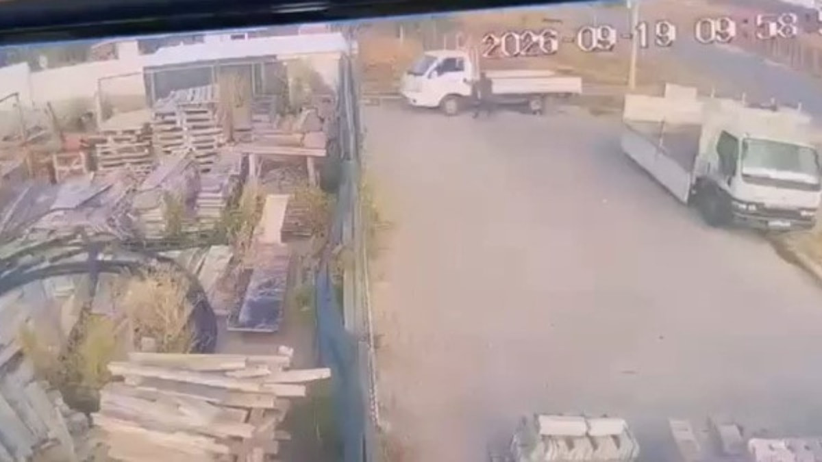 Eskişehir'de el frenini çekmediği kamyonetin altında kalan sürücü öldü