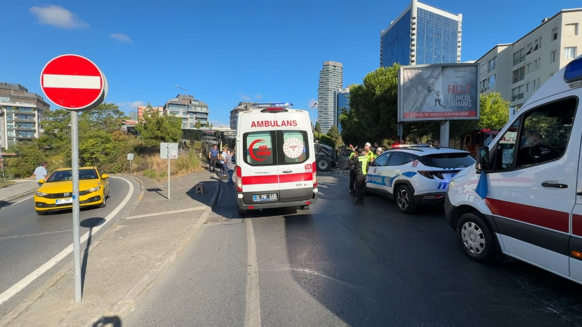 İstanbul'da İETT otobüsü iş makinesine çarptı