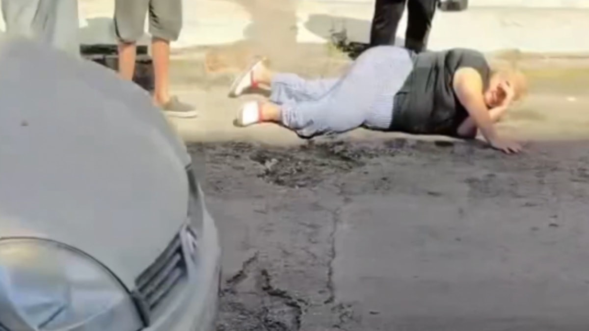 İzmir'de yol onarılmadı, vatandaş ayağını kırdı