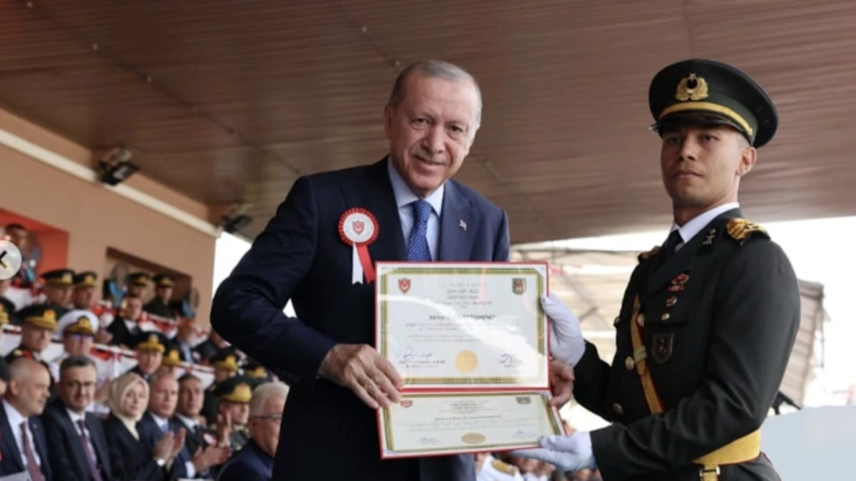 Kara Harp Okulu'nun imam hatipli birincisi Yunanistan'da gündem oldu: Peygamberin ordusu ete kemiğe bürünüyor