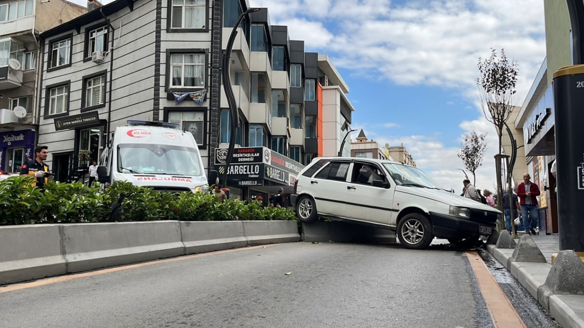 Karabük'te otomobilin önce yayaya ardından da refüje çarptığı kaza kamerada