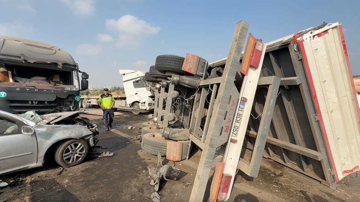 Mersin'de şerit değiştiren tır dehşet saçtı: 1 kişi hayatını kaybetti