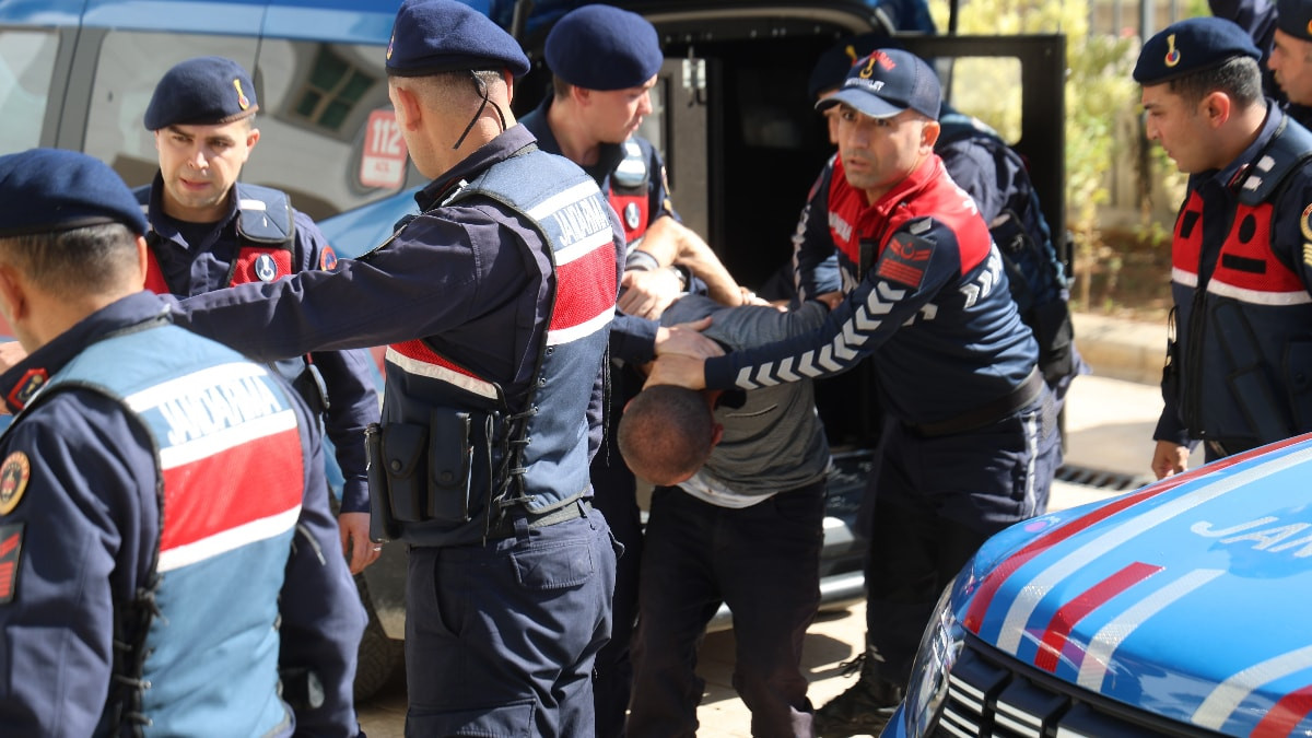 Adana'da genç kızı pompalı tüfekle öldüren şüpheli adliyeye sevk edildi