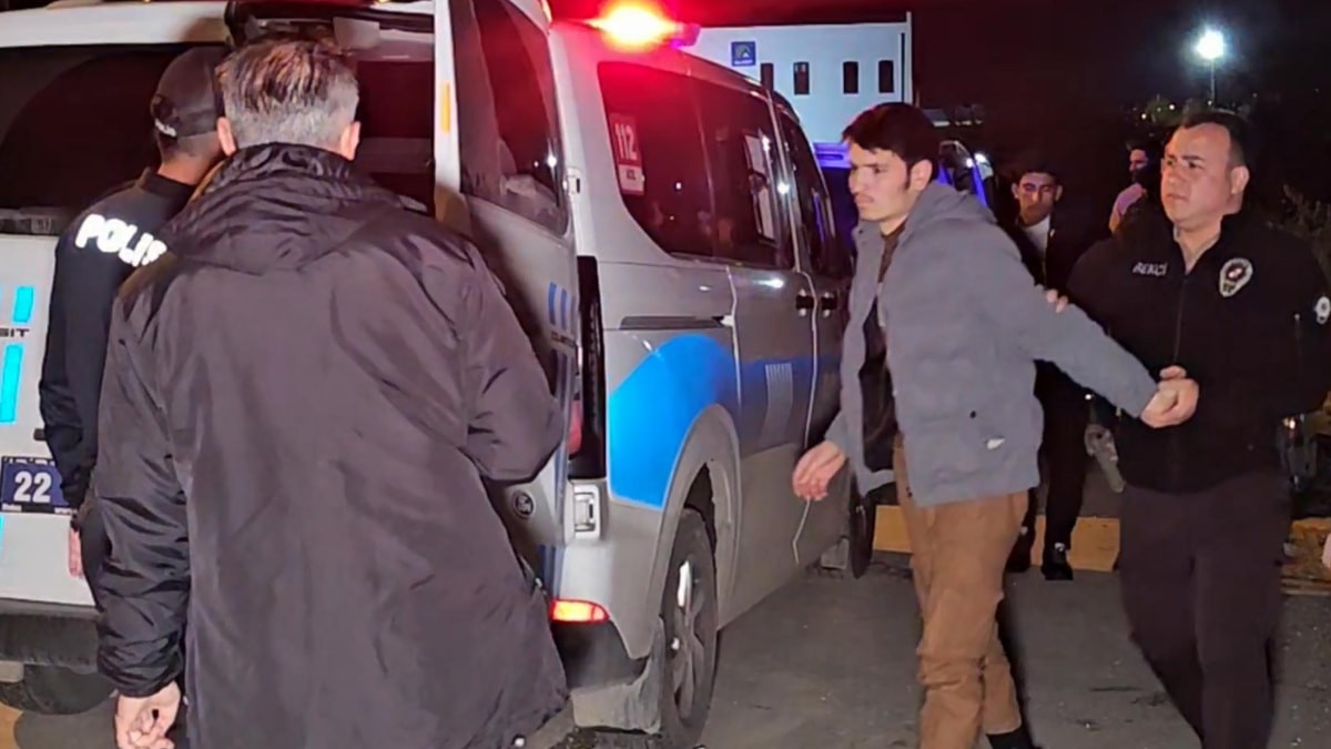 Edirne'de çalıntı araçtan 7 kaçak göçmen çıktı