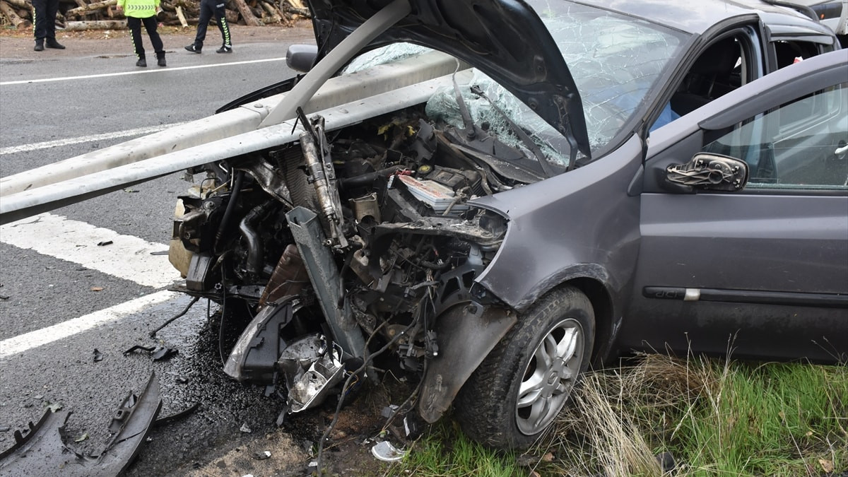Gümüşhane’de otomobil bariyere çarptı: 1 ölü 4 yaralı