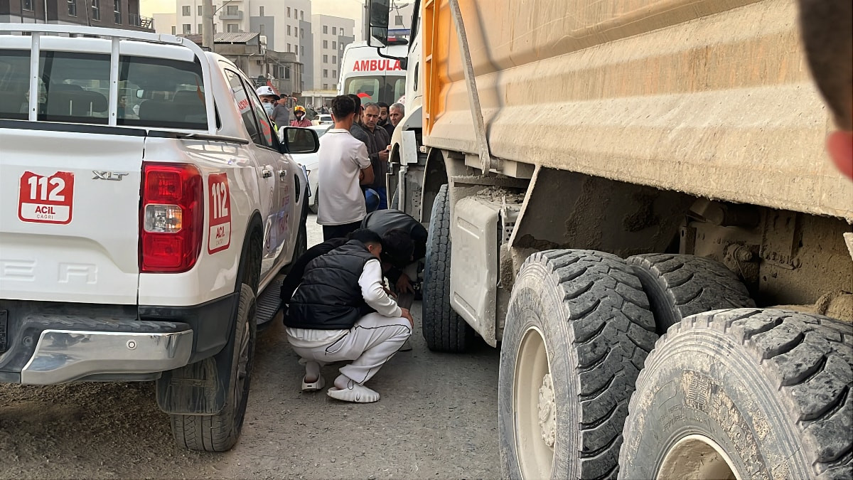 Hatay'da kamyonun kör noktasına gelen motosiklet sürücüsü ezilerek can verdi: O anlar kamerada