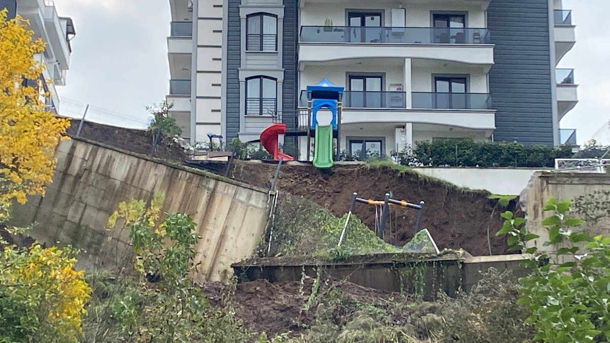 Kocaeli'de istinat duvarı çöktü, kayan toprak çocuk parkını yuttu