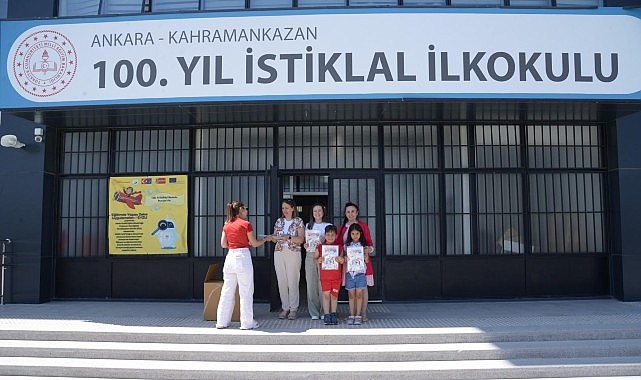 Başkan’dan Miniklere İlçeyi Tanıtan Karne Hediyesi