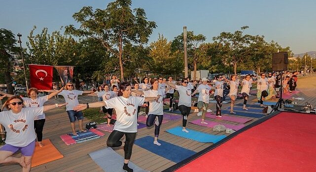Bayraklı sahilde buluşup, yoga yaptılar – Dünya Yoga Günü’nde renkli etkinlik