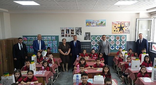 İzmir Valisi Dr. Süleyman Elban, İzmir İl Millî Eğitim Müdürü Dr. Ömer Yahşi, Karne Gününde Öğrencilerle Bir Araya Geldi