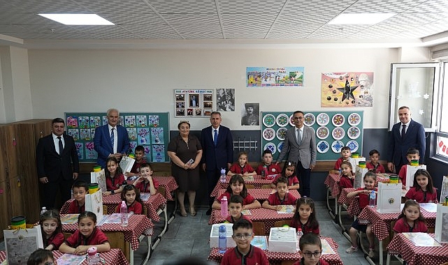 İzmir Valisi Dr. Süleyman Elban, İzmir İl Millî Eğitim Müdürü Dr. Ömer Yahşi, Karne Gününde Öğrencilerle Bir Araya Geldi