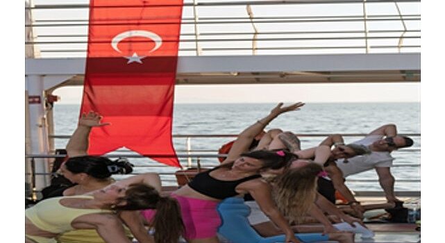 İzmir’de güneşi yoga ile uğurladılar