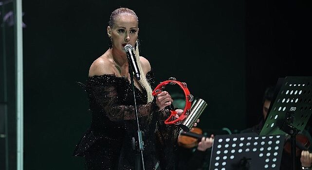 Niran Ünsal İzmir’de Sessizliği Bozdu