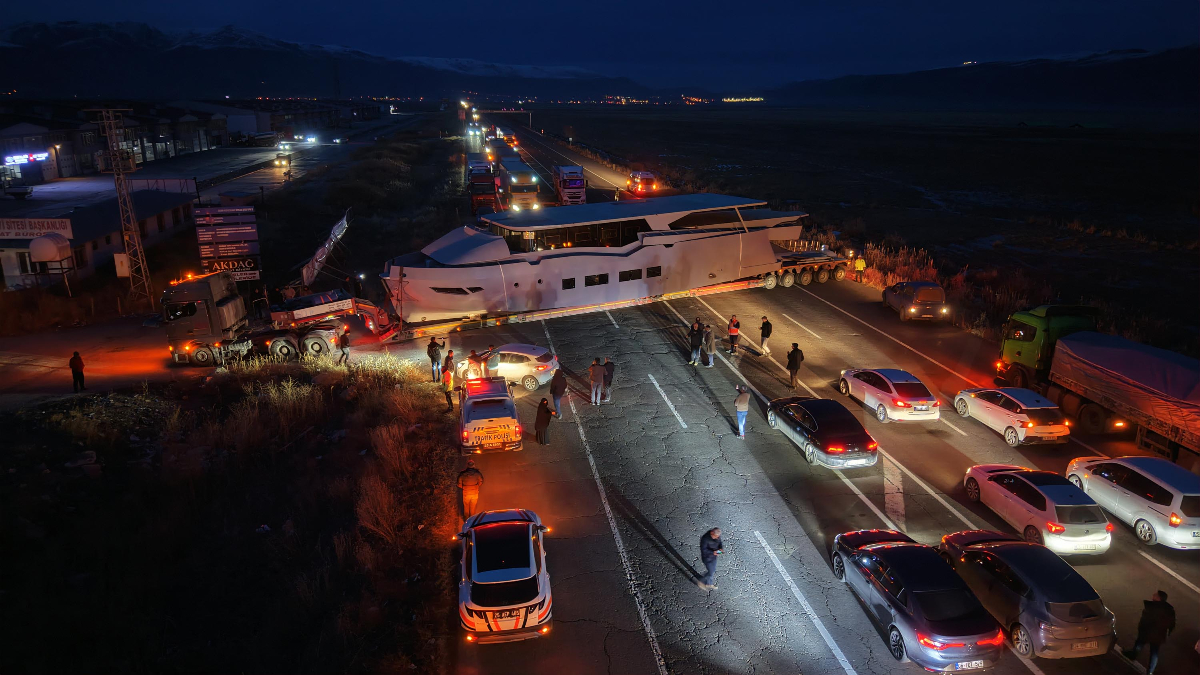 45 tonluk yat yüklü tır Erzurum-Artvin karayolunu trafiğe kapattı
