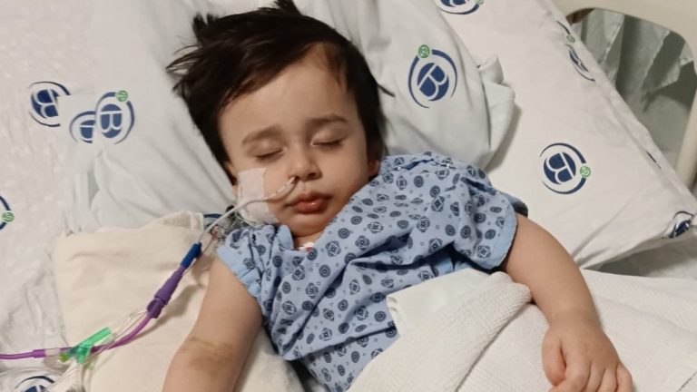 Adana’da anestezi sırasında kalbi durdu, entübe edildi: Minik Alperen’in ailesi isyan etti