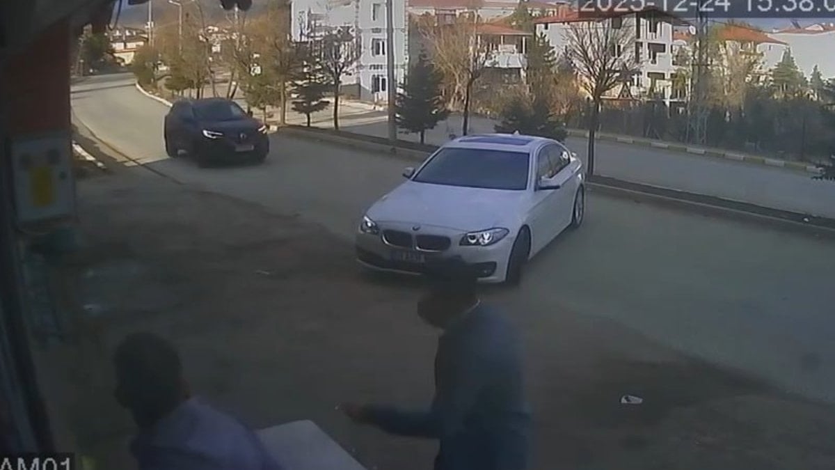 Adana’da göz göre göre kaza: Yıkama dükkanından çıkan araca çarptı