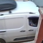 Adana’da kargocunun paketi aracından inmeyip bahçeye fırlattığı anlar kameraya yansıdı