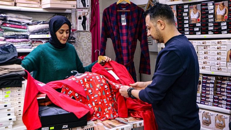 Adana’da yılbaşı öncesi kırmızı çamaşır satışları arttı
