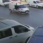 Adana’da yolun karşısına geçmeye çalışan yaya otomobilin altında kaldı