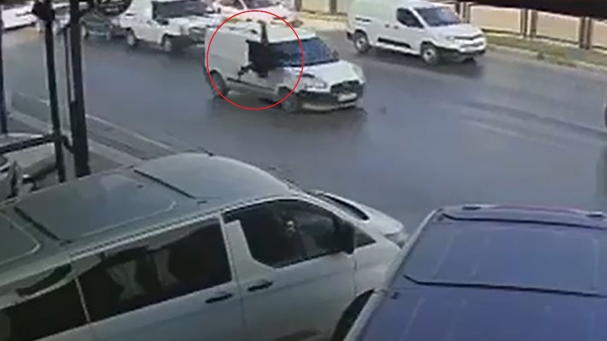 Adana’da yolun karşısına geçmeye çalışan yaya otomobilin altında kaldı