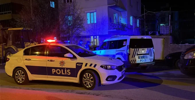 Aile içi tartışmada facia! Annesini darbeden babasına saldırdı