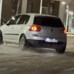 Aksaray’da karlı yolda drift atan sürücülerin tehlikeli anları kamerada