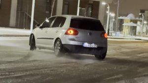 Aksaray’da karlı yolda drift atan sürücülerin tehlikeli anları kamerada