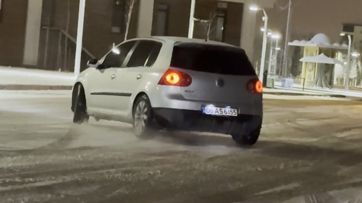 Aksaray’da karlı yolda drift atan sürücülerin tehlikeli anları kamerada