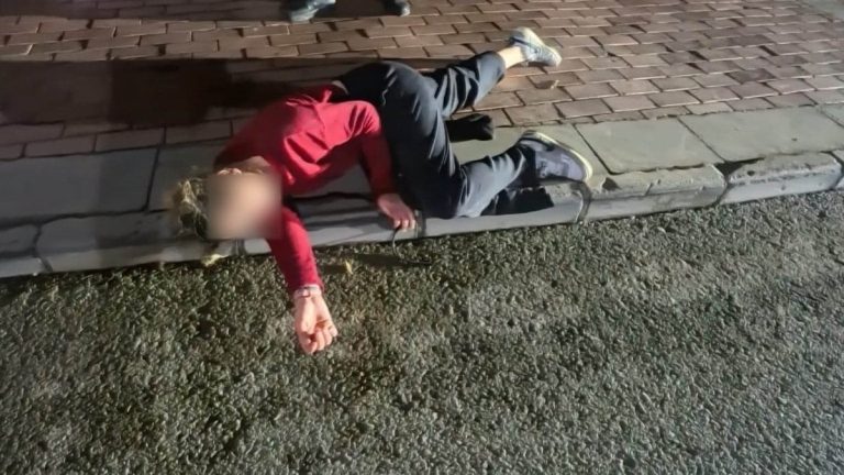 Aksaray’da kendini yere atıp çığlık atan kadın polisi görünce kaçmak istedi