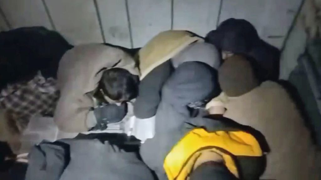 Amasya’da demir yüklü tırın dorsesinde 37 kaçak göçmen yakalandı